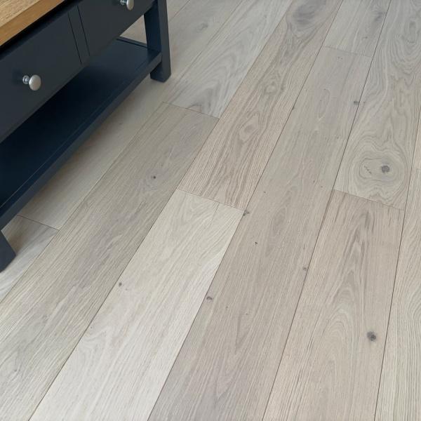 Manor Calcot 18mm White Brushed Matt Lacquer Oak Engineered Floor